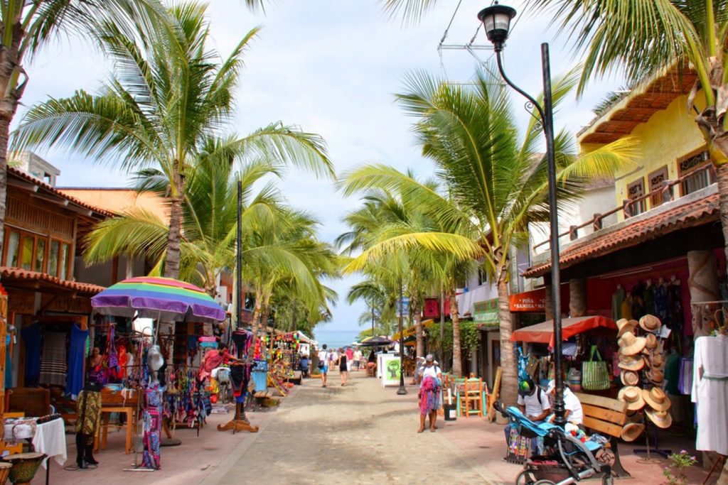 Imagen que muestra el pueblo de Punta Mita y sus diferentes locales.