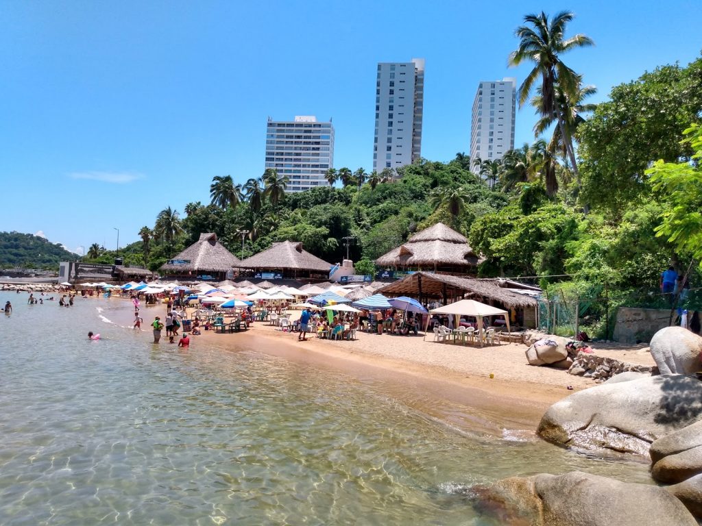 Playa Puerto Marqués and Playa Majahua. Imagen extraída de beachsearcher.com