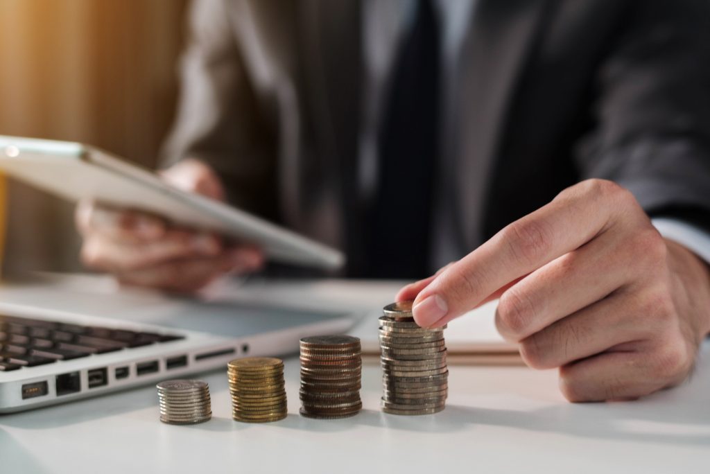 Los empresarios calculan los gastos diarios en la oficina.
