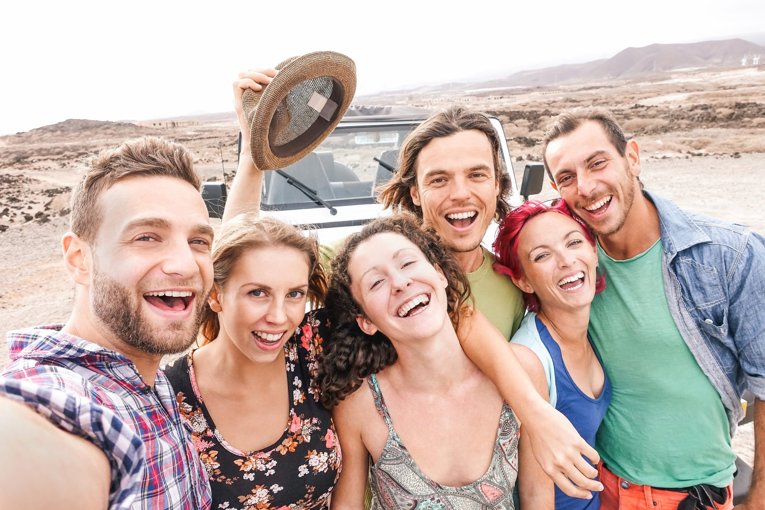 Selfie тур. Дорогие путешествия с друзьями. Группа друзей на отдыхе. Селфи в пустыне. Активные молодые люди.